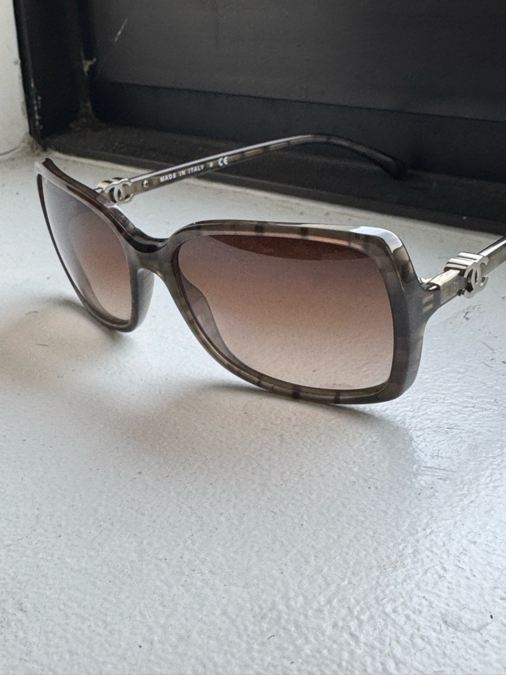 CHANEL Vintage 5218 Sunglasses — Brown Gradient Tortoise — Quilted Case - Picture 4 of 14